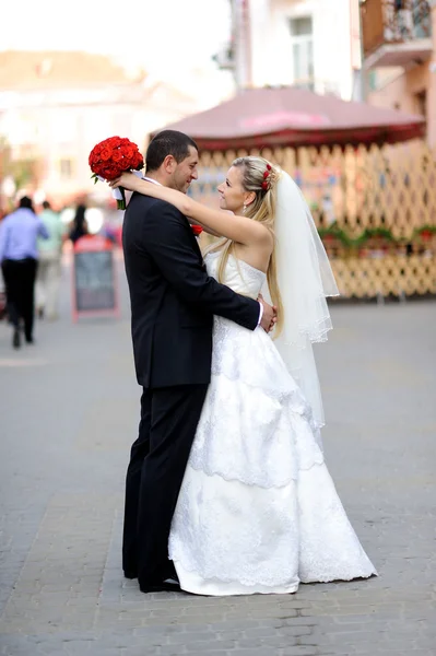 Noiva feliz e noivo em seu casamento — Fotografia de Stock