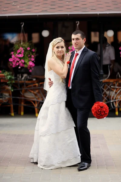 Glückliche Braut und Bräutigam zur Hochzeit — Stockfoto