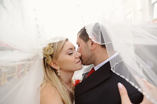 Glückliche Braut und Bräutigam zur Hochzeit — Stockfoto