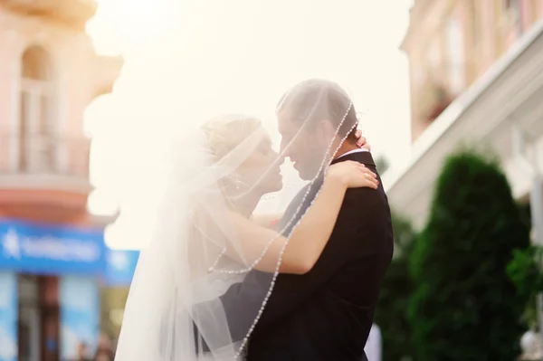 Glückliche Braut und Bräutigam zur Hochzeit — Stockfoto