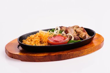 sebze ve patates ile kavrulmuş et