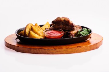 sebze ve patates ile kavrulmuş et