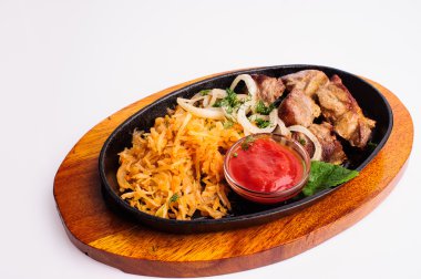 sebze ve patates ile kavrulmuş et