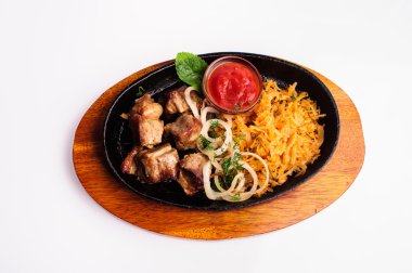 sebze ve patates ile kavrulmuş et