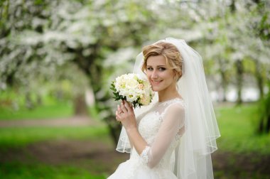 Bir buket çiçekli güzel gelin