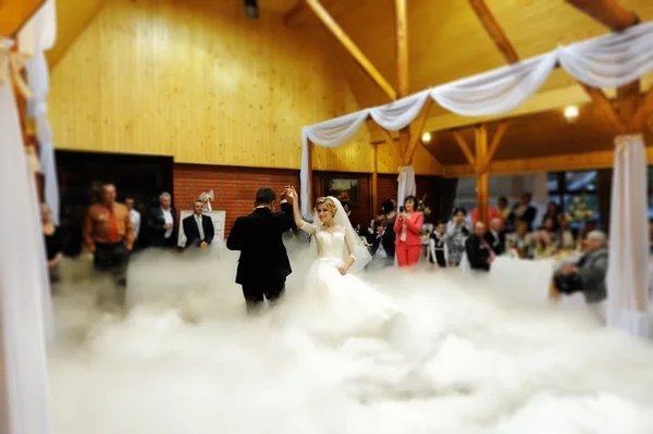 Ženich a nevěsta tančí na vlastní svatbu — Stock fotografie