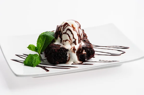 Helado con cobertura de chocolate. Postre sobre gris —  Fotos de Stock