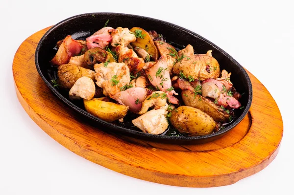Gebratenes Fleisch mit Gemüse und Kartoffeln — Stockfoto