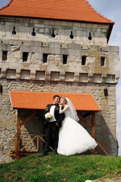 Glad brud och brudgum på deras bröllop — Stockfoto