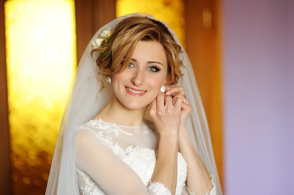 Bella sposa coperta vicino alla finestra — Foto Stock