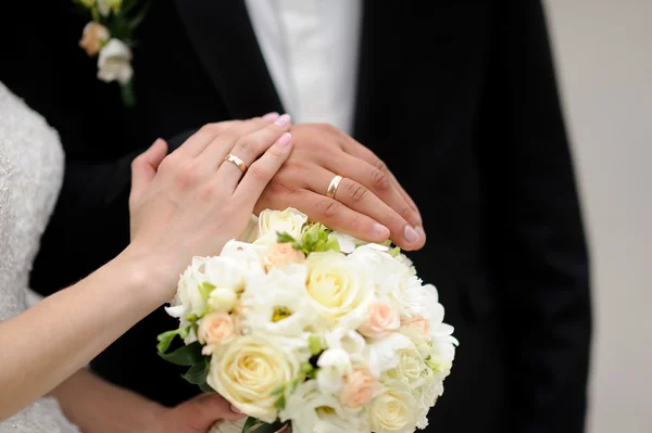 Feliz novia y novio en su boda — Foto de Stock