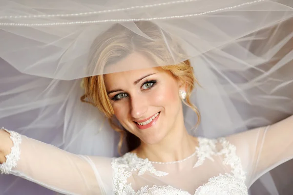Mooie bruid binnen in de buurt van het venster — Stockfoto