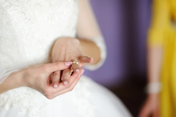 Les mains de la belle mariée intérieure près de la fenêtre — Photo