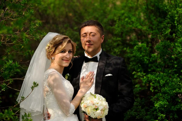 Glückliche Braut und Bräutigam zur Hochzeit — Stockfoto