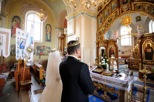 Noiva e noivo na igreja — Fotografia de Stock