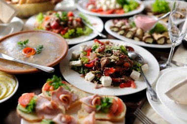 partiden önce restoranda servis gümüş ve cam stemware ile masayı 