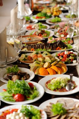 partiden önce restoranda servis gümüş ve cam stemware ile masayı 