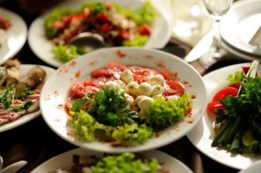 partiden önce restoranda servis gümüş ve cam stemware ile masayı 