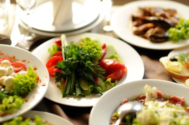 partiden önce restoranda servis gümüş ve cam stemware ile masayı 