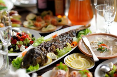 partiden önce restoranda servis gümüş ve cam stemware ile masayı 