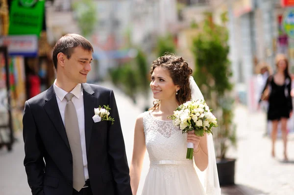 Noiva feliz e noivo em seu casamento — Fotografia de Stock