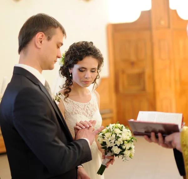 Mariée et marié dans l'église — Photo