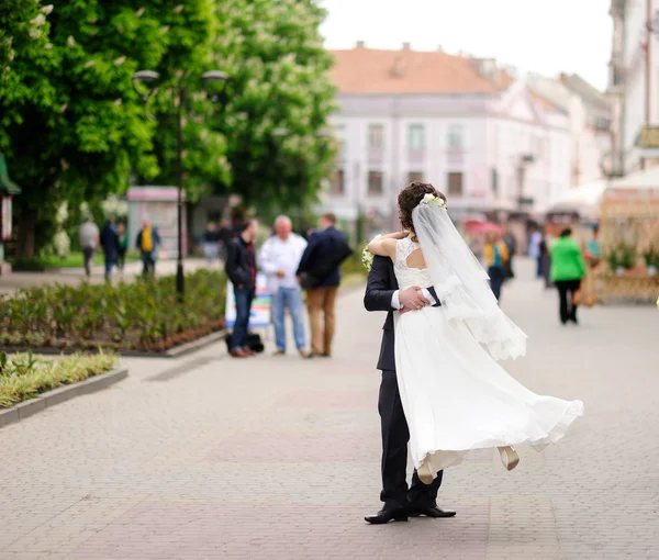 Boldog menyasszony és vőlegény az esküvőjükön — Stock Fotó