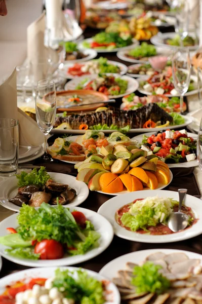 partiden önce restoranda servis gümüş ve cam stemware ile masayı 