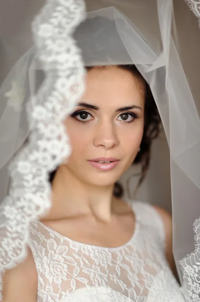 Schöne Braut drinnen am Fenster — Stockfoto