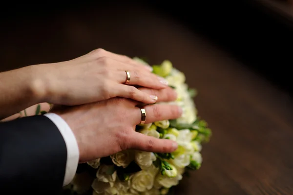 Belo buquê de casamento branco — Fotografia de Stock