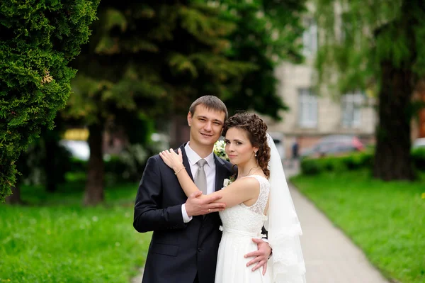 Glückliche Braut und Bräutigam zur Hochzeit — Stockfoto