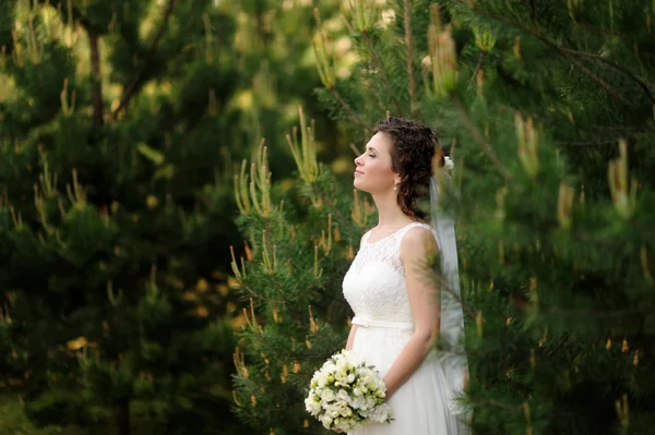Hermosa novia con ramo de flores al aire libre — Foto de Stock