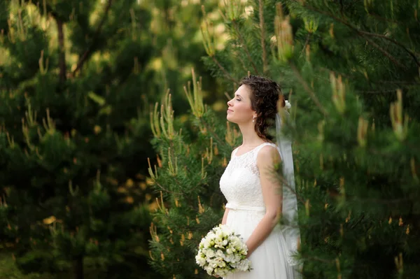 Mooie bruid met boeket van bloemen buiten — Stockfoto