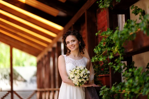 屋外の花の花束に美しい花嫁 — ストック写真