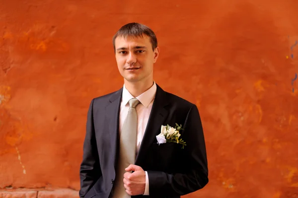 Schöner Bräutigam am Hochzeitsmantel — Stockfoto