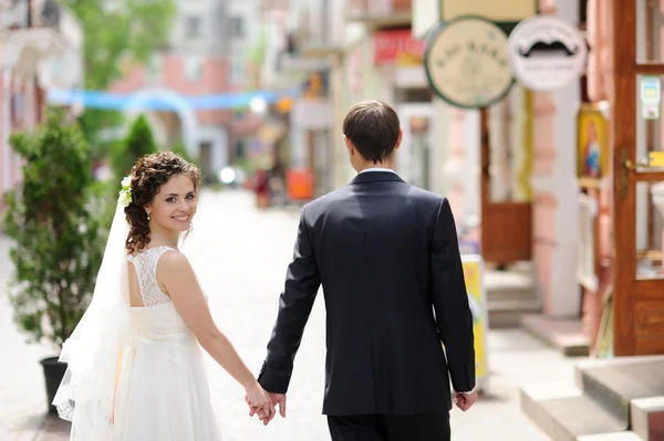 Feliz novia y novio en su boda —  Fotos de Stock