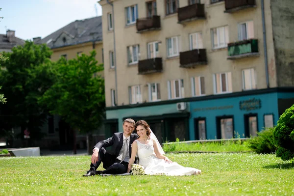 Gelukkige bruid en bruidegom op hun bruiloft — Stockfoto