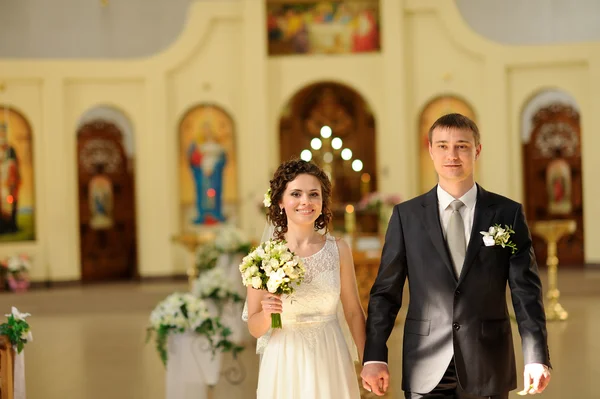 Bruid en bruidegom in de kerk — Stockfoto