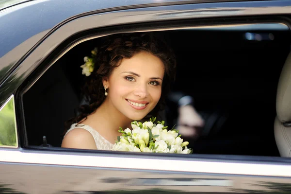 Bella sposa con mazzo di fiori all'aperto — Foto Stock