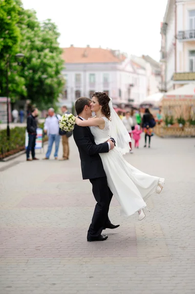 Boldog menyasszony és vőlegény az esküvőjükön — Stock Fotó