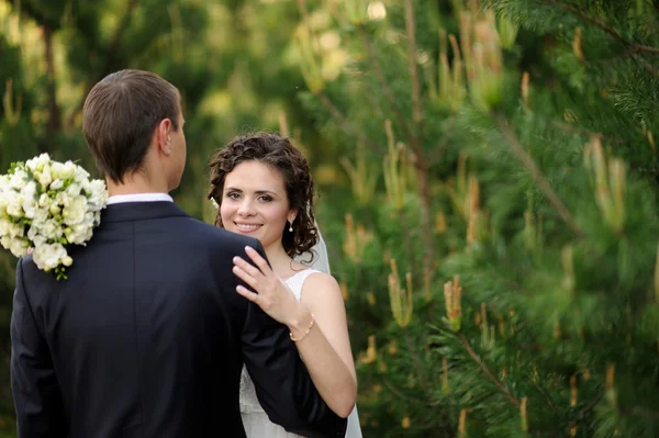 Glückliche Braut und Bräutigam zur Hochzeit — Stockfoto