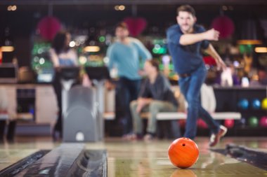 Bowling topu iğne doğru haddeleme