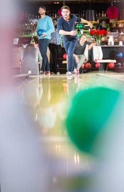 Bir bowling oyunu zevk arkadaş