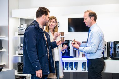 Espresso fincan için iki hipermarket içinde gösterilen satıcı