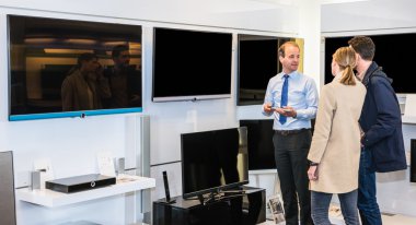 Yardımcısı düz gösterilen ekran Tv hipermarket içinde birleştirmek için