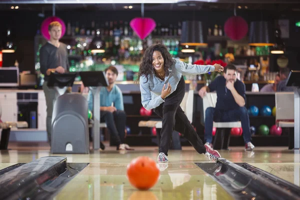 Giovane donna nera gioca a bowling — Foto Stock