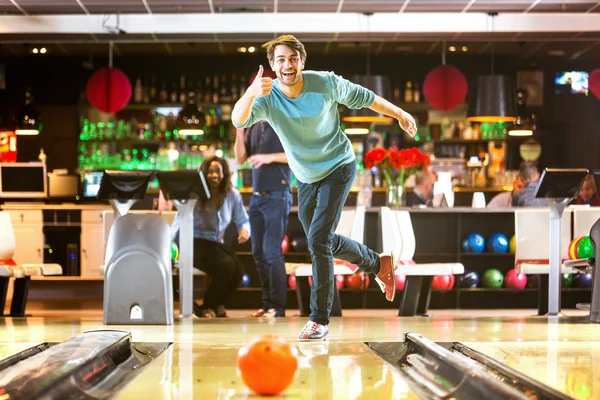 Bowling med ett par vänner — Stockfoto