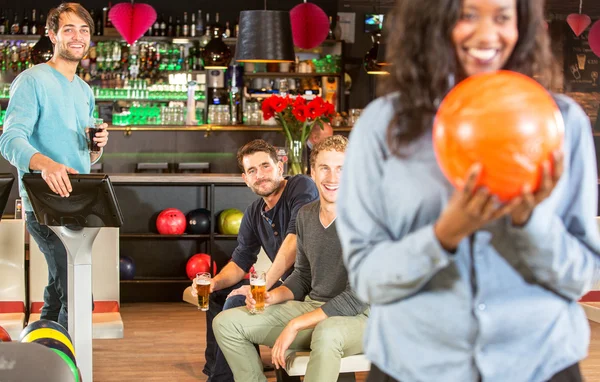 Amigos se divertindo em uma pista de bowling — Fotografia de Stock