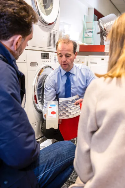 Vendeur montrant la cartouche de machine à laver en magasin — Photo