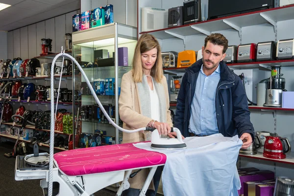 Ferro de teste de casal por camisa de engomar no hipermercado — Fotografia de Stock